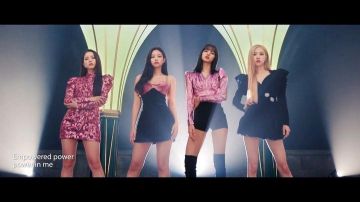 Robe rose métallique de Jisoo sur le compte Instagram de @blackpinks