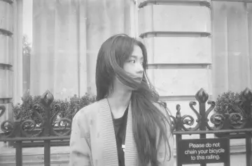 T shirt noir de Jisoo sur le compte Instagram de @sooyaaa__