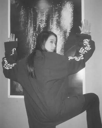 Sweatshirt noir de Jisoo sur le compte Instagram de @sooyaaa__