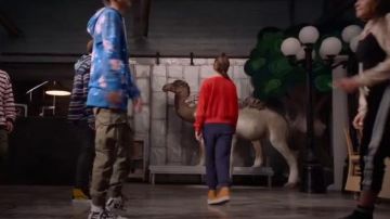 Vans Orange SK8-Hi Reissue baskets portées par Nini (Olivia Rodrigo) dans High School Musical: La Musique: La Série Saison 1, Épisode 2