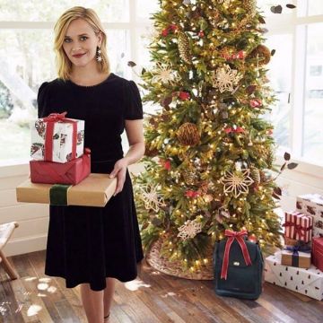 Draper James Velvet V Back Dress usado por Reese Witherspoon Draper James Instagram Post noviembre 19, 2019