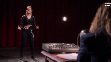 Ivy Park Leggings metálicos usados por Gina (Sofia Wylie) en High School Musical: The Musical: The Series Season01 Episode01