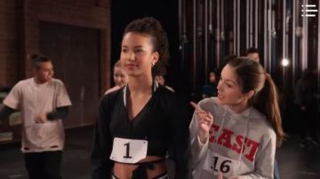 Ivy Park Asymmetrical Stripe Bra usado por Gina (Sofia Wylie) en High School Musical: The Musical: The Series Season01 Episode01