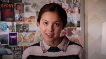 BP de Blanc et de Vert tous les jours Rayure Pull porté par Nini (Olivia Rodrigo) dans High School Musical: La Musique: La Série Saison 1, Épisode 2