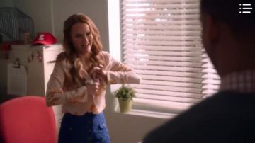 Joie Galvin imprimé Floral Blouse portée par Miss Jenn (Kate Reinders) dans High School Musical: La Musique: La Série Season01 Episode01