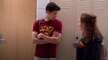 J. Crew Rouge Hommes d'État 78 de Basket-ball Tee porté par EJ (Matt cornet à bouquin) dans High School Musical: La Musique: La Série Saison 1, Épisode 2