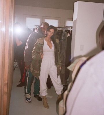 Yeezy Temporada 5 Canvas Lace Up Boots in Military Light usado por Kim Kardashian West Instagram 19 de noviembre de 2019