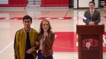 Chaqueta de moto de cuero marrón Madewell usada por la señorita Jenn (Kate Reinders) en High School Musical: The Musical: The Series Season01 Episode01