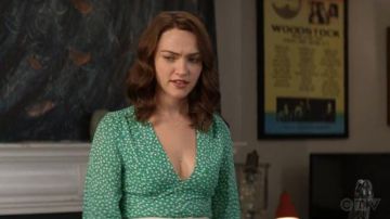 Rixo Green Floral Kikki Blusa usada por Cara Bloom (Violett Beane) en God Friended Me Temporada 2 Episodio 8