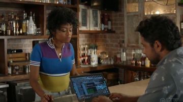 Urban Outfitters Hazel Demi-Manches Courtes Zip Pull porté par Ali plus Fine (Javicia Leslie) en Dieu Me demande d'ami de la Saison 02 Episode 08