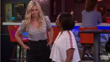 The Great The High Rise Ruffle Army Pants usado por Gemma (Beth Behrs) en The Neighborhood Temporada 02 Episodio 08