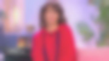 Le pull à capuche en laine Rouge de Faustine Bollaert dans Ça commence aujourd'hui le 20.11.2019