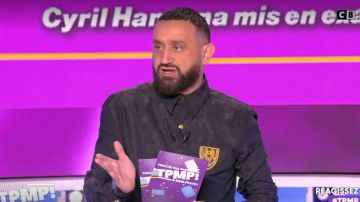 Chemise camouflage avec écusson en or de Cyril Hanouna dans Touche pas à mon poste