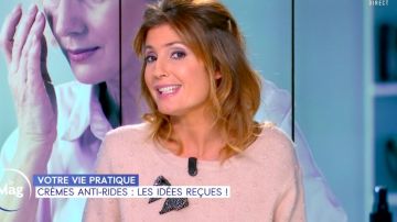 El suéter de cuello redondo con broche de malla mezclada de rubor, guisantes en relieve frente a Caroline Ithurbide en William al mediodía del 20.11.2019