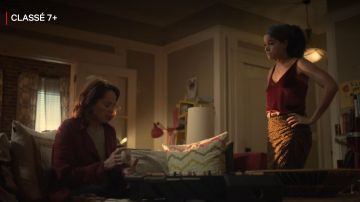 The skirt leopard Nicole Warren (Alisha Wainwright) in How to raise a super-hero (S01E08)