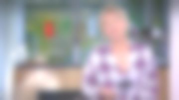 La chemise à carreaux blanche et violette de Anne-Élisabeth Lemoine dans C à Vous