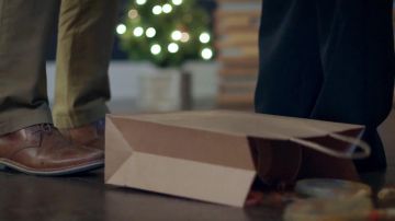 Tilden Cap Oxford Shoe usado por Everett (George Stults) en la puesta en escena de Navidad