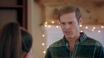 Camisa verde a cuadros de franela usada por Everett (George Stults) en la puesta en escena de Navidad