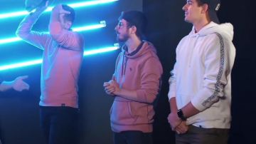 The sweatshirt hoodie Abercrombie & Fitch CYRILmp4 in the YouTube video WHO WILL have THE BEST SETUP GAMING ? feat. Julien Lepers