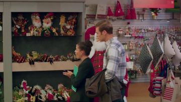 Camisa a cuadros de franela gris claro usada por Everett (George Stults) en la puesta en escena de Navidad