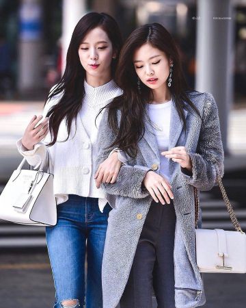 Manteau long imitation peau de mouton de Jennie Kim sur le compte Instagram de @blackpinks