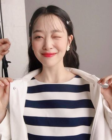 Camiseta de marinero azul de Sulli en la cuenta de Instagram de @jelly_jilli