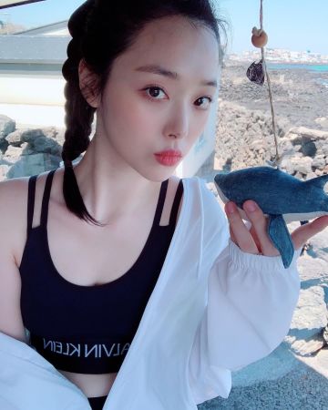 Black top sport calvin klein by Sulli en la cuenta de Instagram de @jelly_jilli