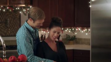 Camisa verde a cuadros de manga larga usada por Everett (George Stults) en la puesta en escena de Navidad