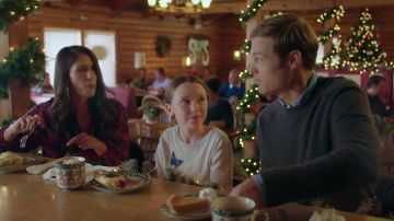 Navy Wool Crewneck Sweater usado por Everett (George Stults) en La puesta en escena de Navidad