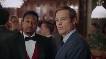 Traje de trabajo azul usado por Everett (George Stults) en la puesta en escena de Navidad