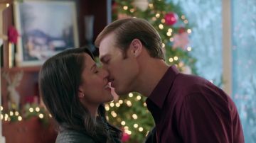 Camisa roja de oficina usada por Everett (George Stults) en la puesta en escena de Navidad