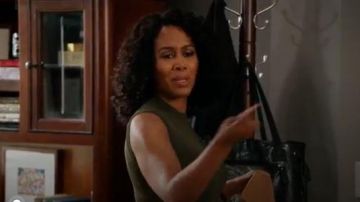 Yigal azrouël Vert sans Manches Robe Wrap porté par Lola Carmichael (Simone Missick) dans Tout Lieu Season01 Episode08