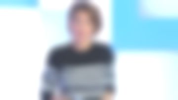 El suéter marinero, botones decorados con perlas y pedrería por Mélanie Taravant en C à Dire el 20.11.2019