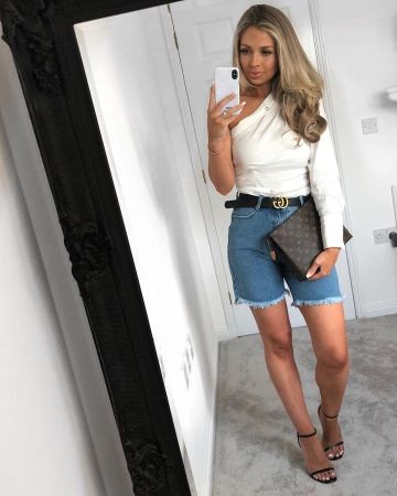 Sandalias de tacón negras de Chloe Holland en la cuenta de Instagram @chloe_lauren_xx
