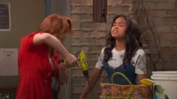 Guess Bleu Kaia Ceinturée Combi en jean porté par Nia Baxter (Navia Robinson) dans le Corbeau de la Maison, Saison 3, Épisode 14