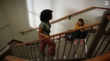 Vince Vert Torsion Avant Chemisier porté par Lola Carmichael (Simone Missick) dans Tout Lieu Season01 Episode08