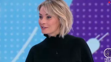 The black sweater puffed sleeves, wide wrist, and collar effect ruffled by Natacha Harry in Télématin the 21.11.2019