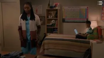 Madewell Stripe Cardigan Sweater usado por Abishola (Folake Olowofoyeku) en Bob Hearts Abishola Season01 Episode08