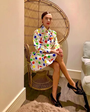 CHRISTOPHER KANE vestido de cuello alto looner usado por Bel Powley en la cuenta de Instagram @belpowley