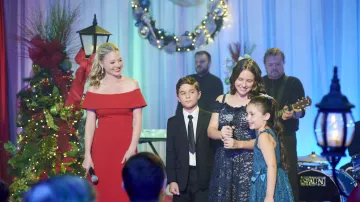 Rouge longue robe portée par Harper (Kaitlin Doubleday) à Noël à Graceland: la Maison pour les Vacances