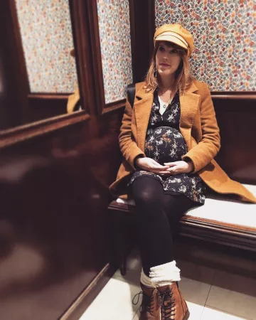 El abrigo amarillo de Léa François en la cuenta de Instagram de @leafrancoisoff