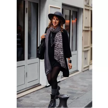 Calcetines de lana gris de Léa François en la cuenta de Instagram de @leafrancoisoff
