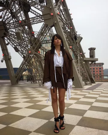 La camisa blanca oversize de Sophie Marceau en la cuenta de Instagram de @sophiemarceau