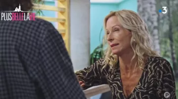 The printed dress from Céline Frémont (Rebecca Hampton) in a More beautiful life Season 16