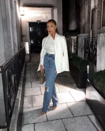 White Skinny Classic Blazer de Paige en la cuenta de Instagram @paigekh