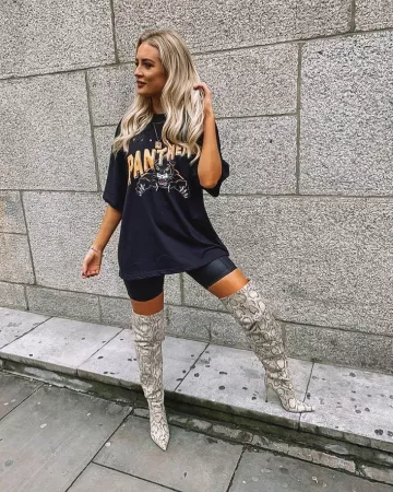 Snake Print Boots of Helena en la cuenta de Instagram @helenacritchley