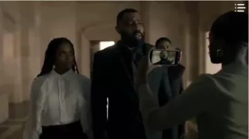 Camisa de volantes blancos de Givenchy usada por Anissa Pierce (Nafessa Williams) en Black Lightning Season03 Episodio06