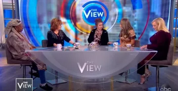 C par bloomingdale Embelli Cardigan en Cachemire porté par Joy Behar sur La Vue, le 18 novembre 2019