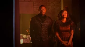 Michael Kors Vestido de Peplum bordado con plumas usado por Cookie Lyon (Taraji P. Henson) en Empire Temporada 06 Episodio 07