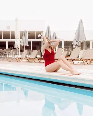 El bañador rojo de una sola pieza de Laura Gonçalves en la cuenta de Instagram de @pinketcetera